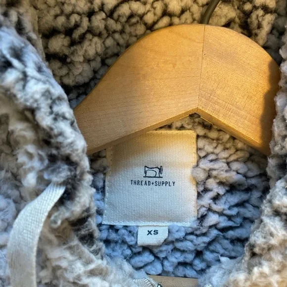 Fuzzy ivory thread+supply jacket - Picture 4 of 8